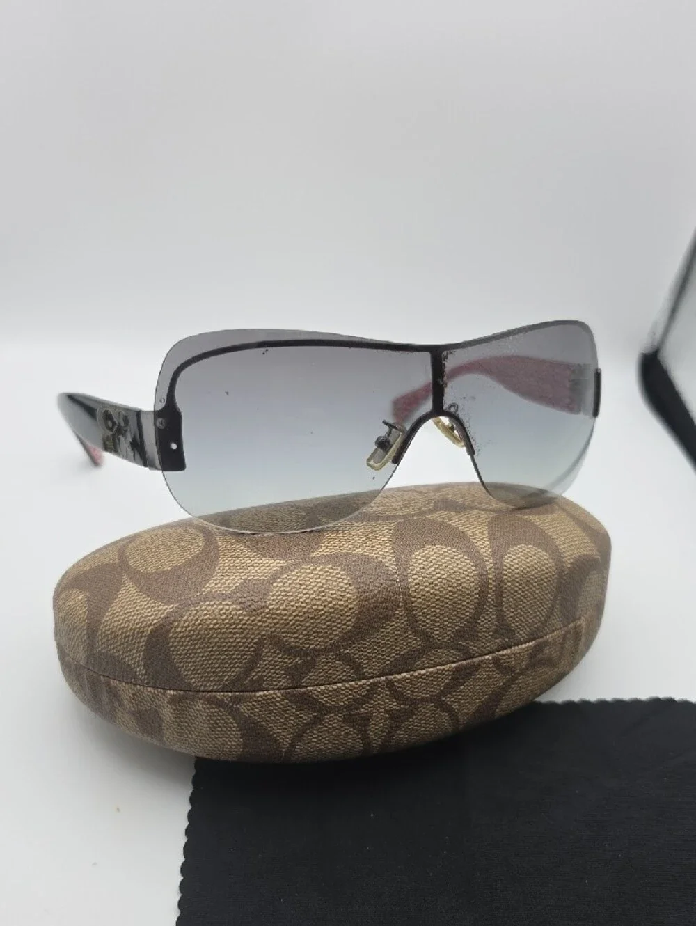 Coach Signiture Red Monogram Visor Oversized Black Women's Sunnies (GOOD/FAIR)✨️